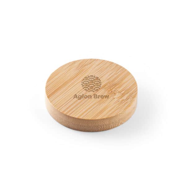 Ronde bamboe onderzetter met magnetische flesopener aan de onderzijde Roonito naturel logo