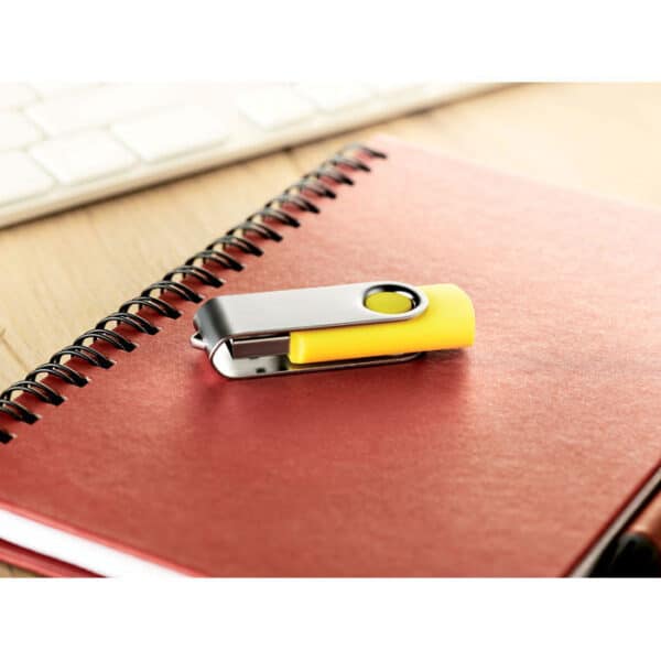 ABS kunststof USB stick 16 GB capaciteit met metalen draaimechanisme Twister geel ambiant