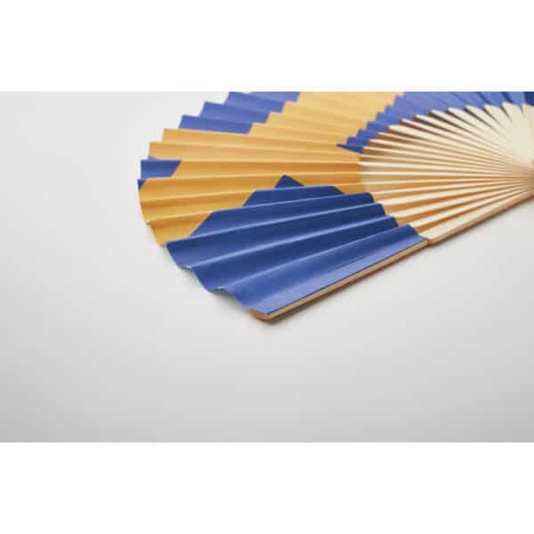 Handwaaier van bamboe met vlagontwerp op papieren doek FUNFAN Zweden detail