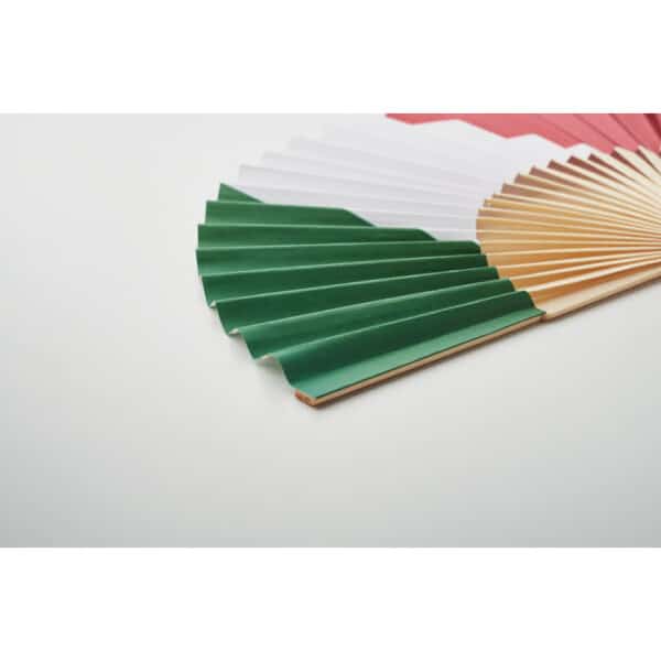 Handwaaier van bamboe met vlagontwerp op papieren doek FUNFAN Italië detail